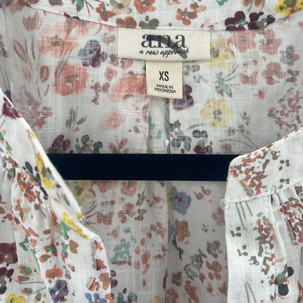 $3For$20 A.N.A Sleeveless Flower Blouse - Picture 2 of 4